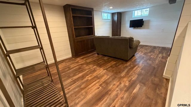 715 S 68th Avenue, Omaha, NE 68106