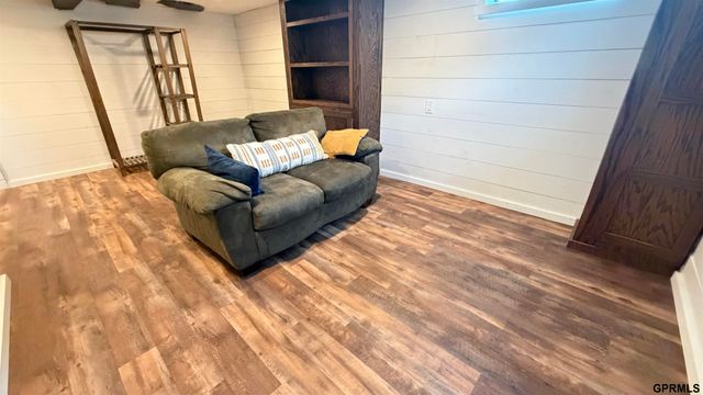715 S 68th Avenue, Omaha, NE 68106