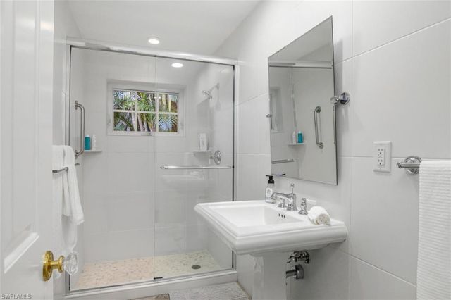 549 7th AVE N, Naples, FL 34102