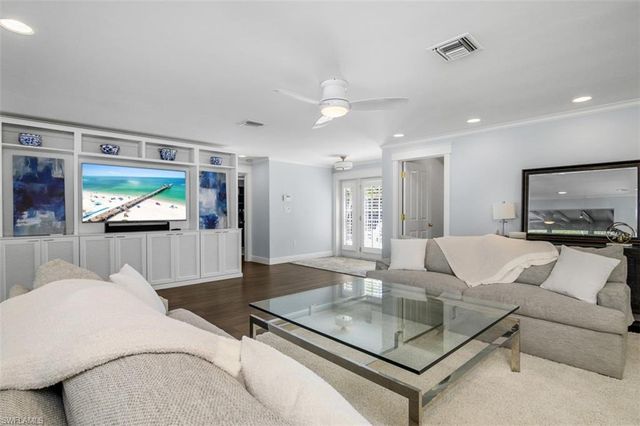 549 7th AVE N, Naples, FL 34102