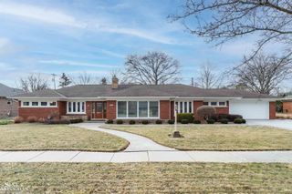 991 S Renaud Road, Grosse Pointe Woods, MI 48236