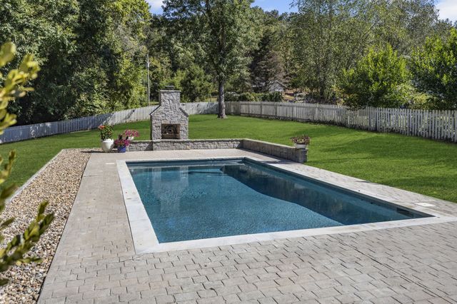 8756 Poplar Creek Rd, Nashville, TN 37221