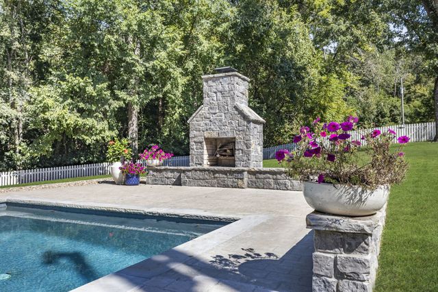 8756 Poplar Creek Rd, Nashville, TN 37221