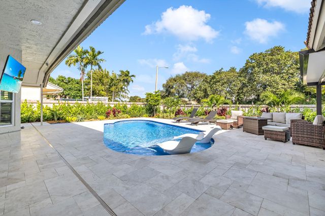 24 Dogwood Cir, Boynton Beach, FL 33436