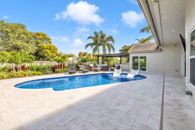 24 Dogwood Cir, Boynton Beach, FL 33436