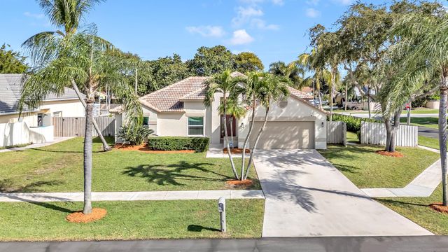 24 Dogwood Cir, Boynton Beach, FL 33436