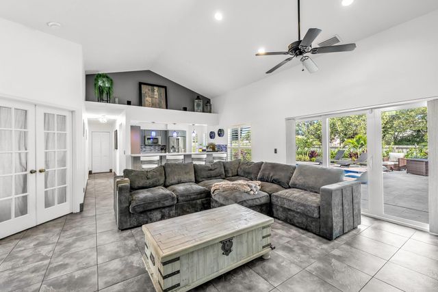 24 Dogwood Cir, Boynton Beach, FL 33436