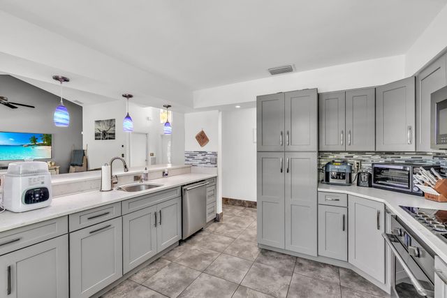 24 Dogwood Cir, Boynton Beach, FL 33436