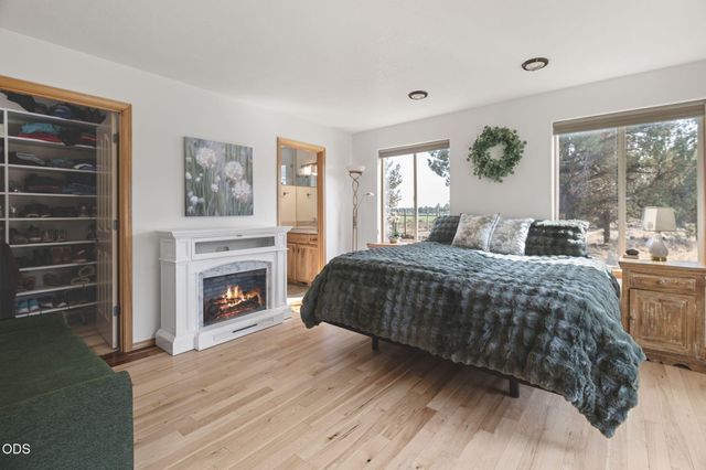 8045 NW Grubstake Way, Redmond, OR 97756