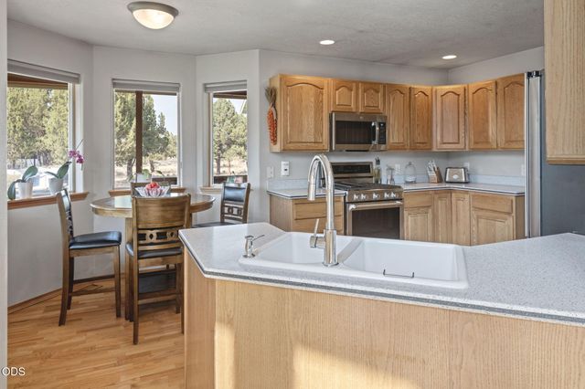 8045 NW Grubstake Way, Redmond, OR 97756