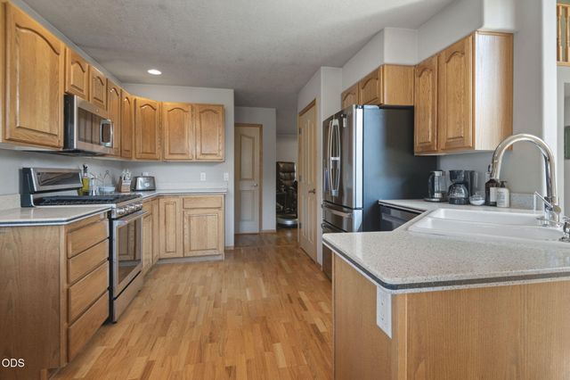 8045 NW Grubstake Way, Redmond, OR 97756
