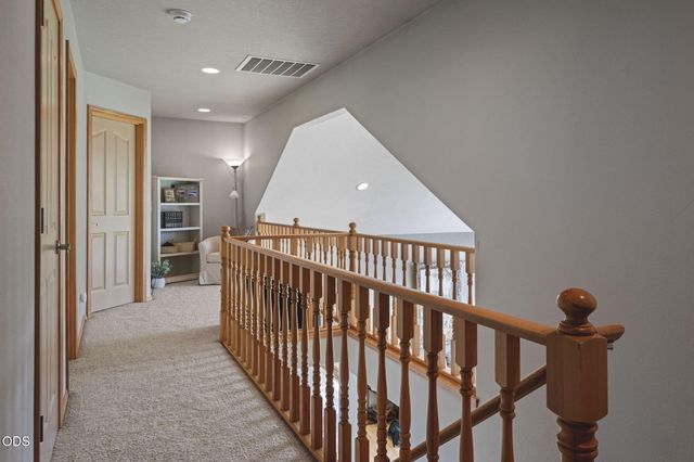 8045 NW Grubstake Way, Redmond, OR 97756
