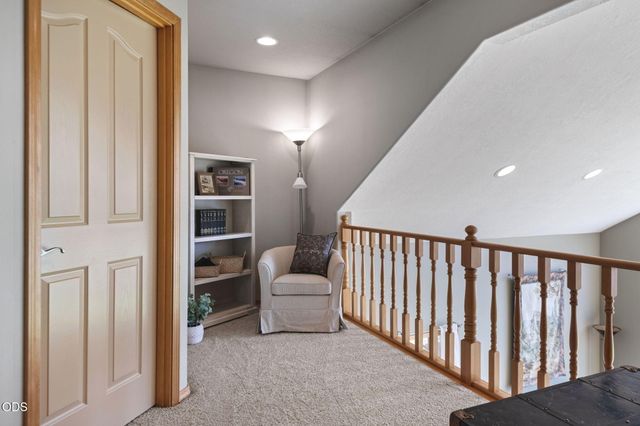 8045 NW Grubstake Way, Redmond, OR 97756