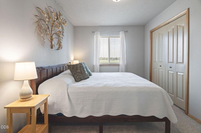 8045 NW Grubstake Way, Redmond, OR 97756