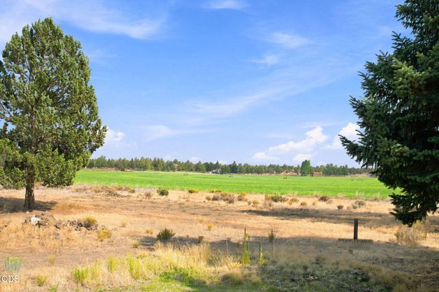 8045 NW Grubstake Way, Redmond, OR 97756