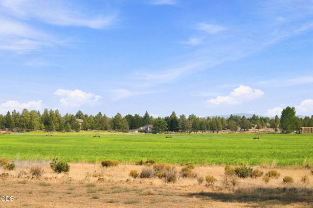 8045 NW Grubstake Way, Redmond, OR 97756