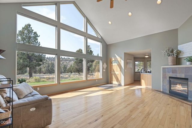 8045 NW Grubstake Way, Redmond, OR 97756
