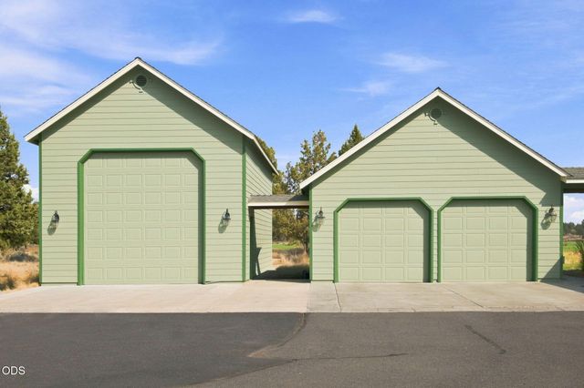 8045 NW Grubstake Way, Redmond, OR 97756