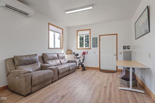 8045 NW Grubstake Way, Redmond, OR 97756