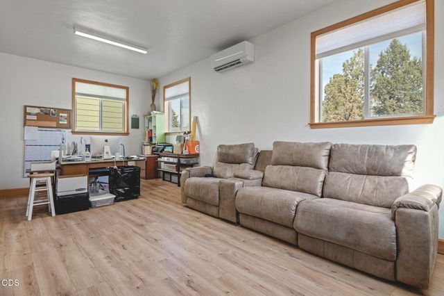 8045 NW Grubstake Way, Redmond, OR 97756