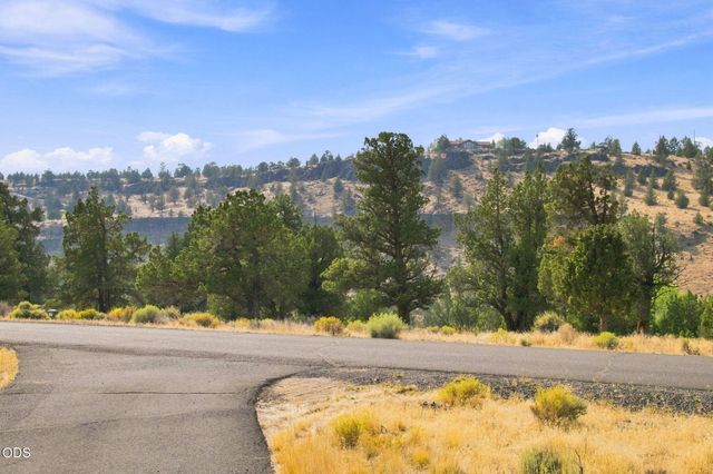 8045 NW Grubstake Way, Redmond, OR 97756