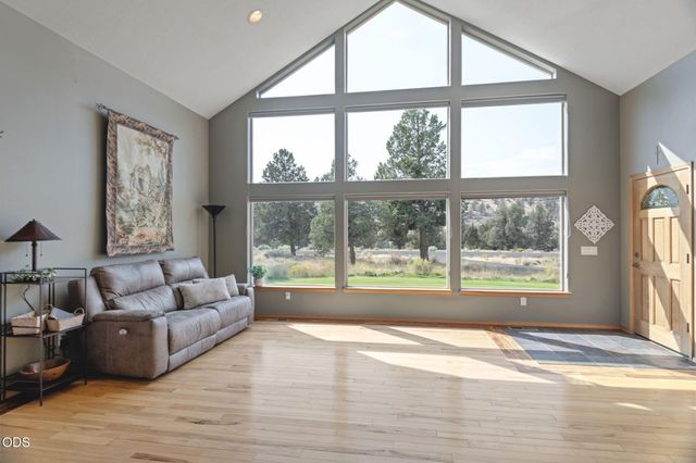 8045 NW Grubstake Way, Redmond, OR 97756