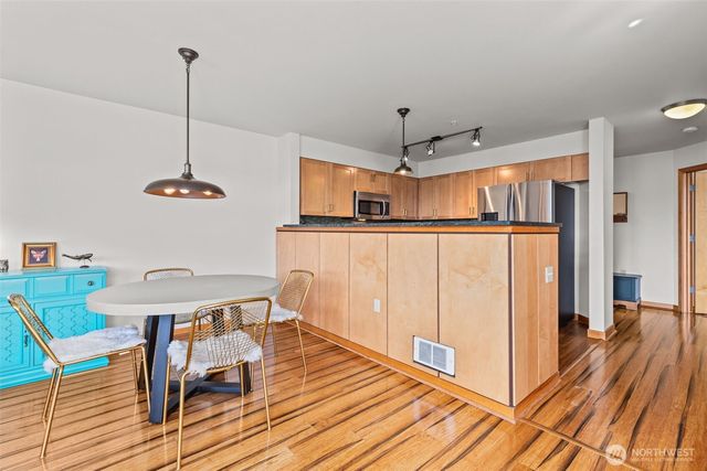 827 Hiawatha Place S #612, Seattle, WA 98144