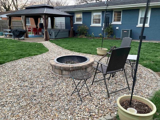 1725 N Meadow Road, Evansville, IN 47715