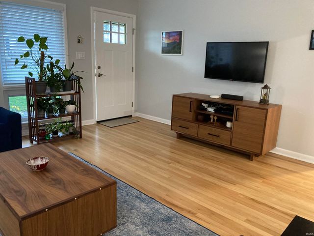 1725 N Meadow Road, Evansville, IN 47715