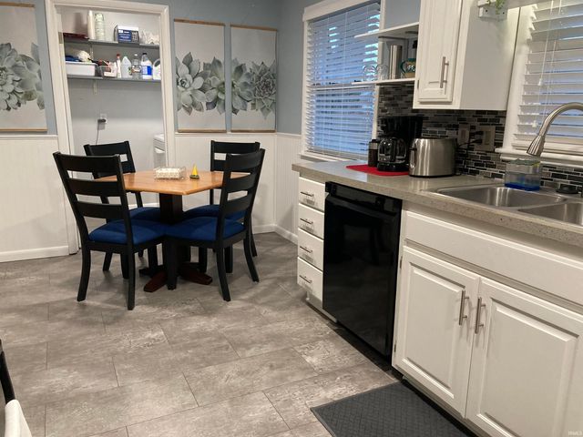 1725 N Meadow Road, Evansville, IN 47715