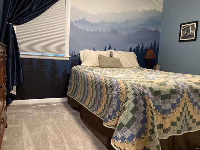 1725 N Meadow Road, Evansville, IN 47715