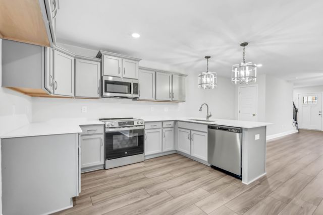 149 Quarry Point Dr, Clarksville, TN 37043