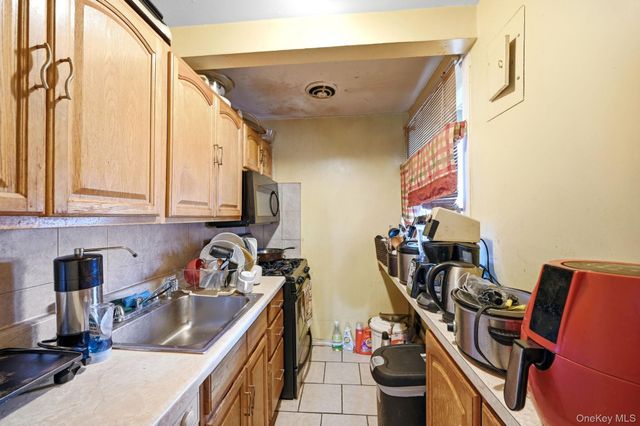 1 Wyndover Woods Lane 2, White Plains, NY 10603