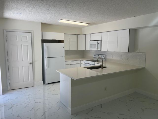 2212 White Pine Circle B, Greenacres, FL 33415