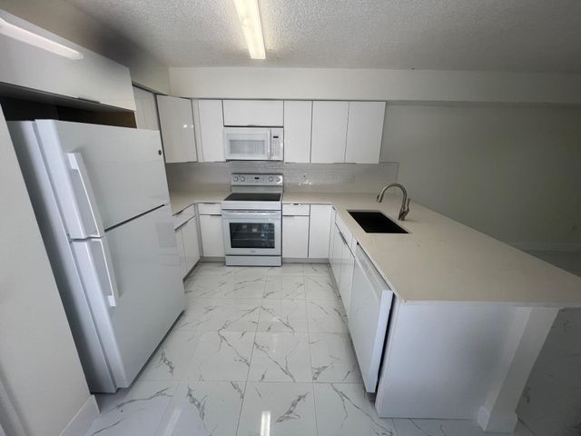 2212 White Pine Circle B, Greenacres, FL 33415