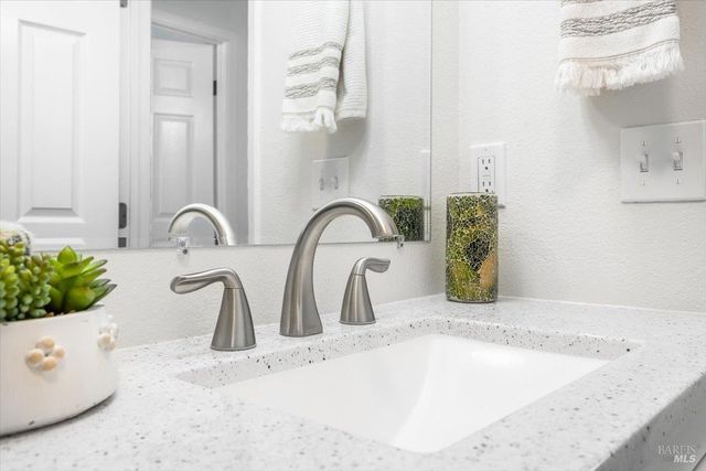 594 Santa Alicia Dr, Rohnert Park, CA 94928