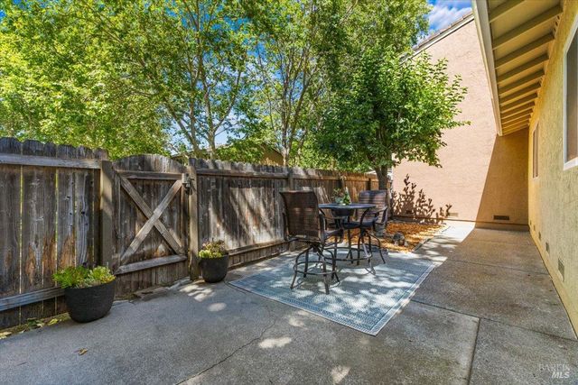 594 Santa Alicia Dr, Rohnert Park, CA 94928