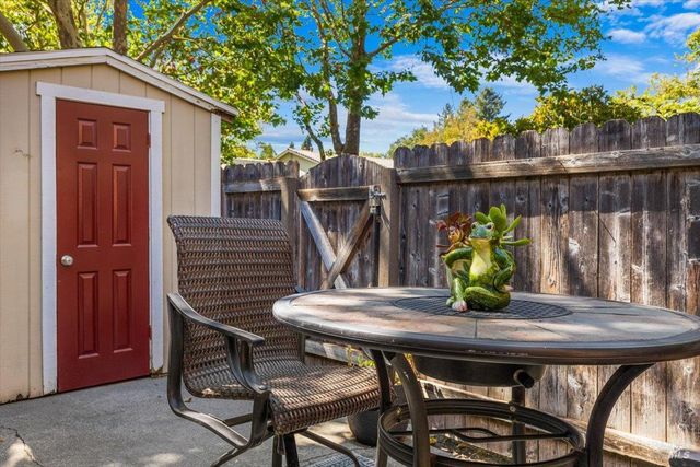 594 Santa Alicia Dr, Rohnert Park, CA 94928