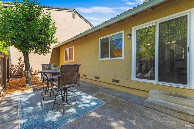 594 Santa Alicia Dr, Rohnert Park, CA 94928