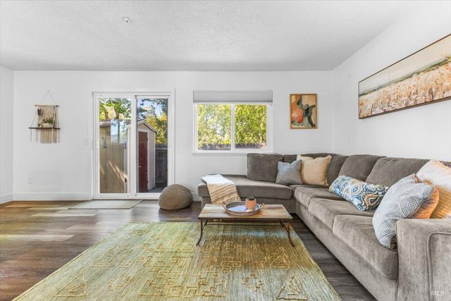 594 Santa Alicia Dr, Rohnert Park, CA 94928