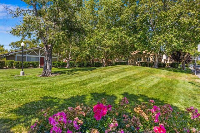 594 Santa Alicia Dr, Rohnert Park, CA 94928