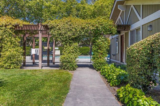 594 Santa Alicia Dr, Rohnert Park, CA 94928