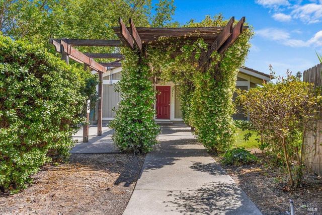 594 Santa Alicia Dr, Rohnert Park, CA 94928