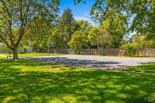 594 Santa Alicia Dr, Rohnert Park, CA 94928