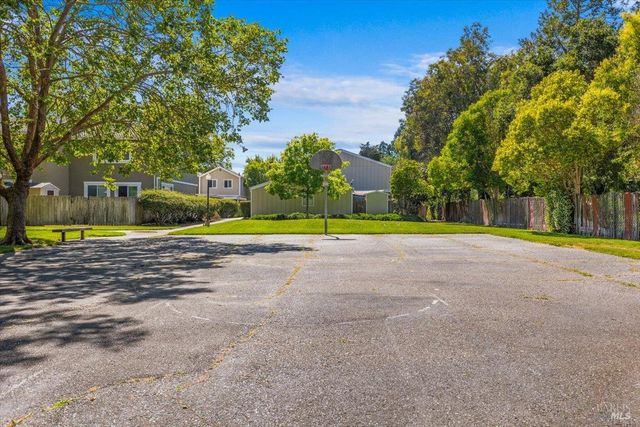 594 Santa Alicia Dr, Rohnert Park, CA 94928