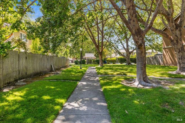 594 Santa Alicia Dr, Rohnert Park, CA 94928