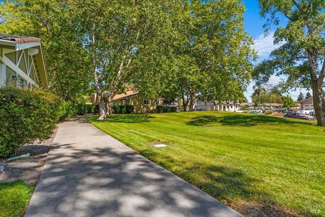 594 Santa Alicia Dr, Rohnert Park, CA 94928