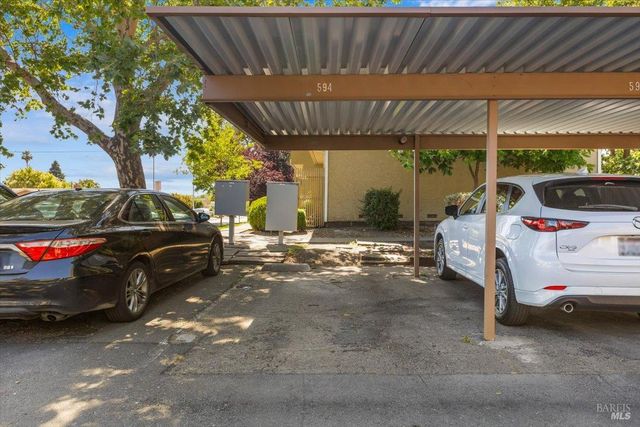594 Santa Alicia Dr, Rohnert Park, CA 94928