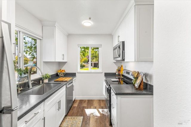 594 Santa Alicia Dr, Rohnert Park, CA 94928