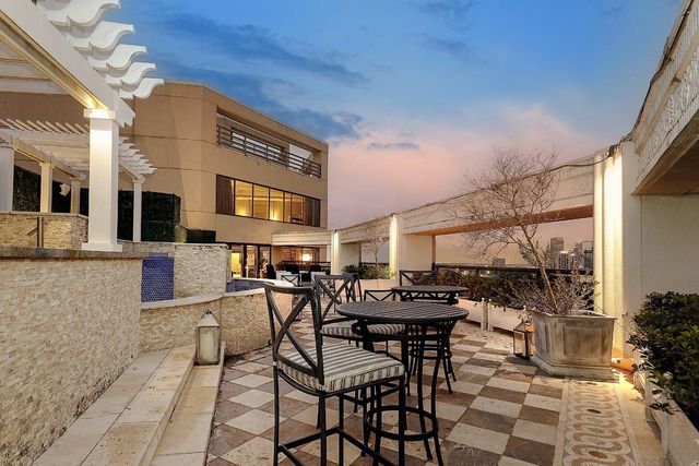 101 Westcott Street 2001, Houston, TX 77007